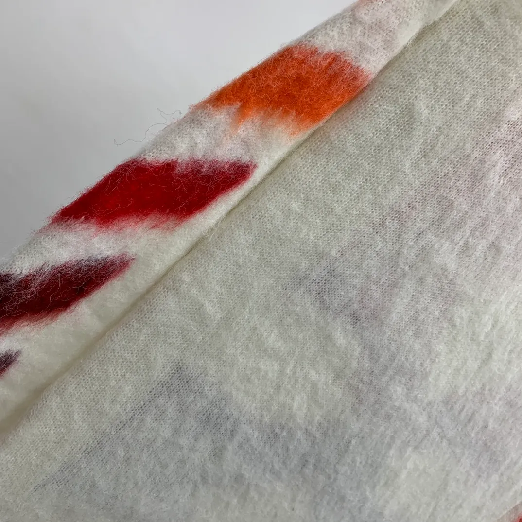 New top tested version OFFWHITE (OW) gradient mohair striped arrow sweater hoodie gradient rendering arrow couple sweater Mohair (English Mohair; Turkish: MUKHYAR) refers to the coat of Angora goats, also known as Angora goat hair. The name comes from Turkish, meaning "the best hair". It has good elasticity, pressure resistance and special luster. It is an excellent raw material for making plush fabrics and one of the most advanced animal textile fiber raw materials in the world market. Mohair has a shape similar to long wool. The fiber surface is smooth, strong luster, high strength, good elasticity, less curl, and easy to wash. Mohair can be used in jacquard blankets, long-haired coats and high-gloss wool fabrics. Mohair sweaters from ow are released every year🛒 The same style and ever-changing colors. There is really no girl who doesn’t love it. It is super suitable for wearing under a down jacket in winter without being bulky! If the lower body is missing, their favorite os version🙋🏻‍♀️ intuitively adds natural softness and fairy beauty effect, which is the best choice! The upper body is lightweight and does not weigh down the body while keeping warm. The sleeves and the gradient arrow parts on the back are repeatedly patterned until the gradient level is satisfied before large-scale products are released. The craftsmanship is extremely demanding. Each sweater is woolen at least ten times to give it a plush, thick feel and good fluffiness! ✅ Fabric composition: 50% mohair 32 spandex 18% wool, three-level anti-pilling Color: black and white gradient Sizes Mohair is lighter and softer, so be careful not to machine wash it, not machine washable! ! emphasize! !  ⚠️Hand wash with warm water and cold water P:440
